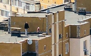 В Киеве отец с ребенком гуляли на крыше многоэтажки