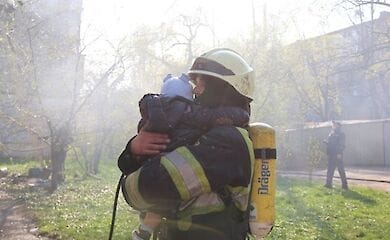 В Киеве во время масштабного пожара эвакуировали жильцов с собакой