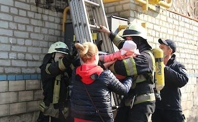 В Киеве во время пожара эвакуировали 5 взрослых, 3 детей и собаку