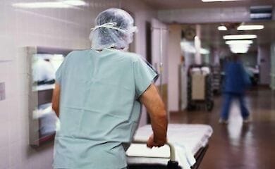 В Киеве умер седьмой пациент с кронавирусом. Мужчине было 57 лет