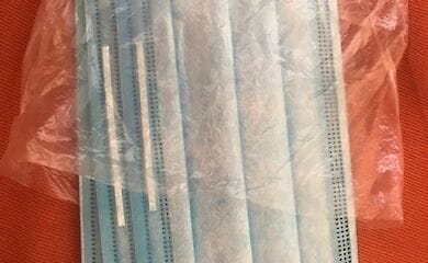 В каждом районе Киева откроют пункты приема использованных медицинских масок и перчаток