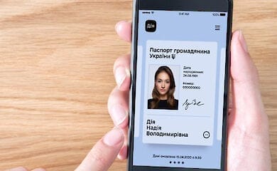 Впервые в мире. Украина признала паспорт в смартфоне наравне с бумажным
