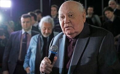 Горбачев призвал сложить оружие