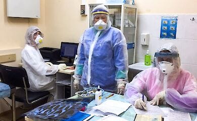 Большее число смертей приходится на категорию "за 50"
