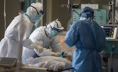 В Великобритании запретили собираться на улице более чем по двое  