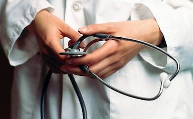 Зарплати менше, ніж до карантину. Медики обурені невиплатою обіцяних 300%