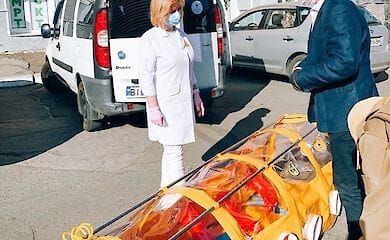 Александровской больнице в Киеве передали "капсулу" для перевозки больных COVID-19
