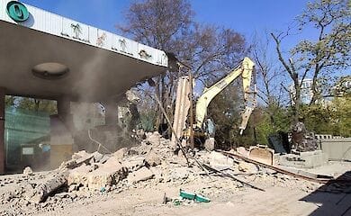 Вхід у Київський зоопарк знесли бульдозерами. Обіцяють новий до Дня Києва