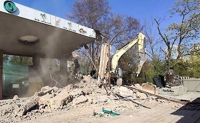 Вхід у Київський зоопарк знесли бульдозерами. Обіцяють новий до Дня Києва
