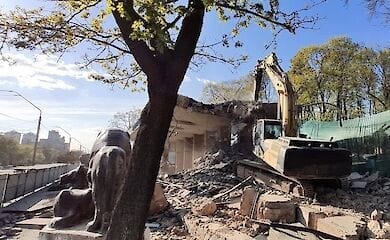 Вхід у Київський зоопарк знесли бульдозерами. Обіцяють новий до Дня Києва