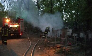 У Києві на Байковому кладовищі сталася пожежа