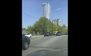 В Киеве из-под земли забил "фонтан"