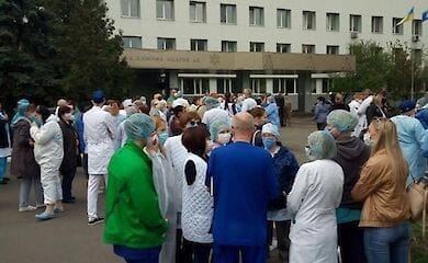 В Киеве протестовали медики. Вместо надбавок за лечение COVID-19 им сократили зарплаты