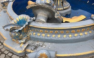 Под Киевом девушка с ребенком на плечах забралась на верхушку фонтана