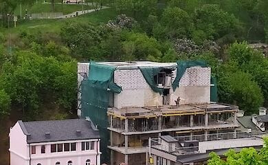 В центре Киева появилась очередная надстройка