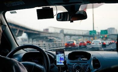 Популярный сервис такси планирует сокращение по всему миру
