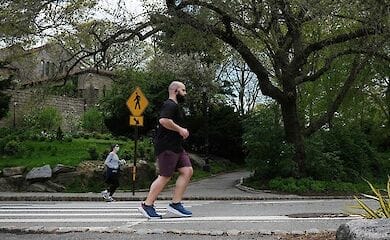 The Hill: шансы заразиться COVID-19 вне помещений существенно меньше, чем внутри них