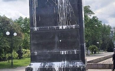 Вандалы облили краской памятник в центре города