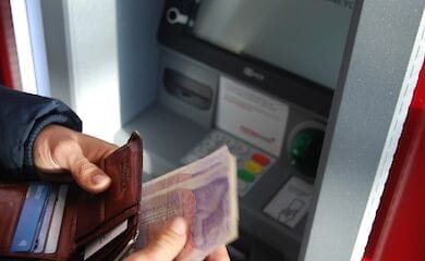 В Україні відкриваються закриті на карантин банківські відділення