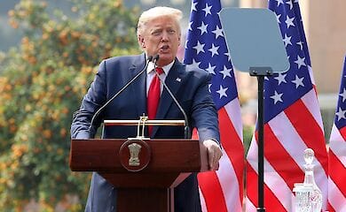 Трамп считает, что коронавирус может исчезнуть сам по себе