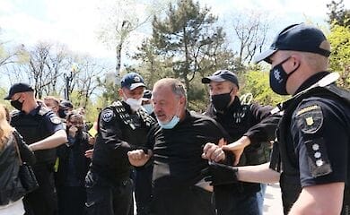 В Одессе активисты и полицейские заблокировали автопробег партии "Оппозиционная платформа - За життя"