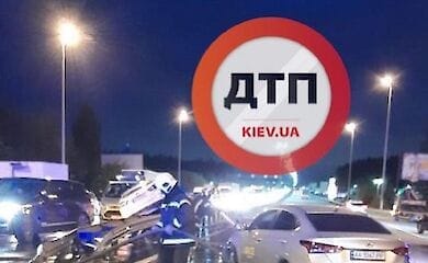 Під Києвом сталася серйозна ДТП за участю чотирьох автомобілів