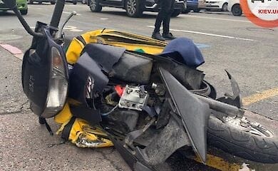 У Києві кур'єр на моторолері потрапив під позашляховик