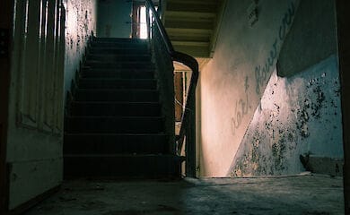В Киеве отправили в тюрьму грабителя, который напал в подъезде на молодого парня
