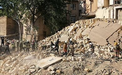 Спасатели разбирают завалы дома