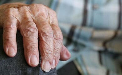 В Киеве мошенницы дали пенсионерам "материальную помощь" календариками