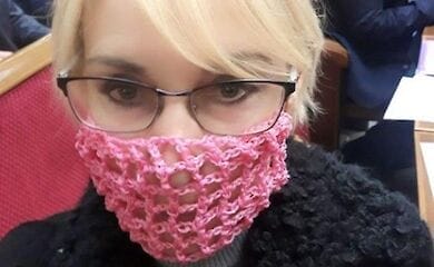 Нардеп пришла на заседание Рады в дырявой маске (фото)