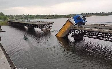 В Никополе обвалился мост с грузовиком