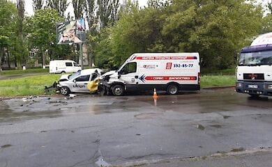 Масштабное ДТП в Киеве: микроавтобус протаранил несколько машин и повалил столб