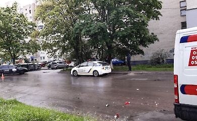 Масштабное ДТП в Киеве: микроавтобус протаранил несколько машин и повалил столб