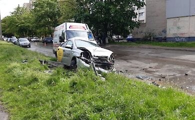 Масштабное ДТП в Киеве: микроавтобус протаранил несколько машин и повалил столб