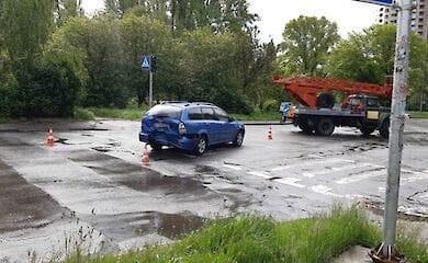 Масштабное ДТП в Киеве: микроавтобус протаранил несколько машин и повалил столб