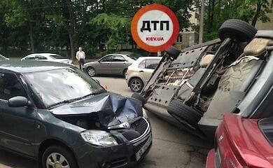 В центре Киева автомобиль перевернулся на крышу