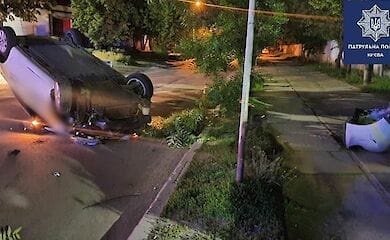 В Киеве пьяный водитель врезался в дерево и перевернулся