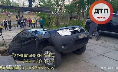 Обвалення на столичній Оболоні: автомобіль провалився під землю