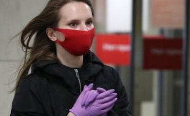 Бьюти-эксперт советует, как избежать проблем с кожей из-за масочного режима