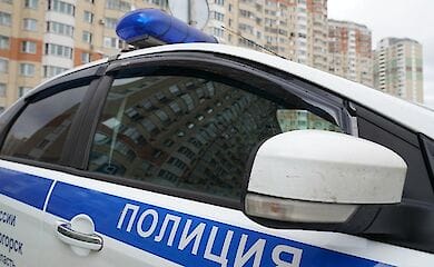 Неизвестный удерживает под угрозой взрыва несколько человек в отделении банка в Москве