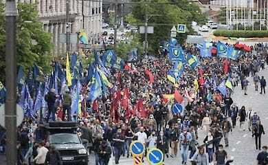 Участники митинга отправились к Мариинскому дворцу