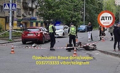 Появилось видео столкновения автомобиля и курьера на мотороллере