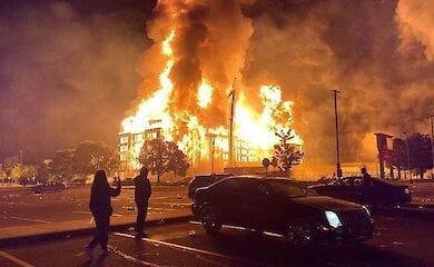 В Миннеаполисе подожгли целый квартал