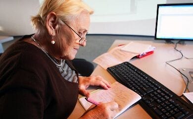 Пенсии в Украине будут начислять по электронным трудовым книжкам