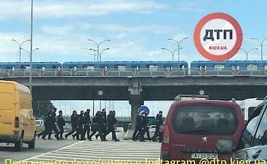 У Києві чоловік погрожує підірвати міст Метро