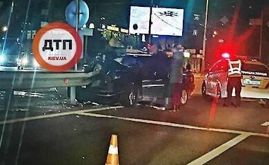 У столиці автомобіль протаранив відбійник