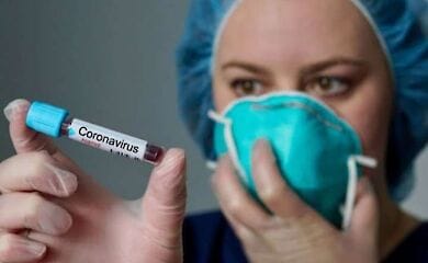 Кто в Украине чаще подхватывает коронавирусную инфекцию: данные ЦОЗ