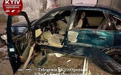 На столичному проспекті Перемоги авто знесло торговий кіоск