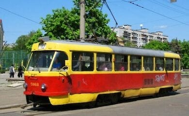 В Киеве трое мужчин избили водителя трамвая за просьбу надеть маски